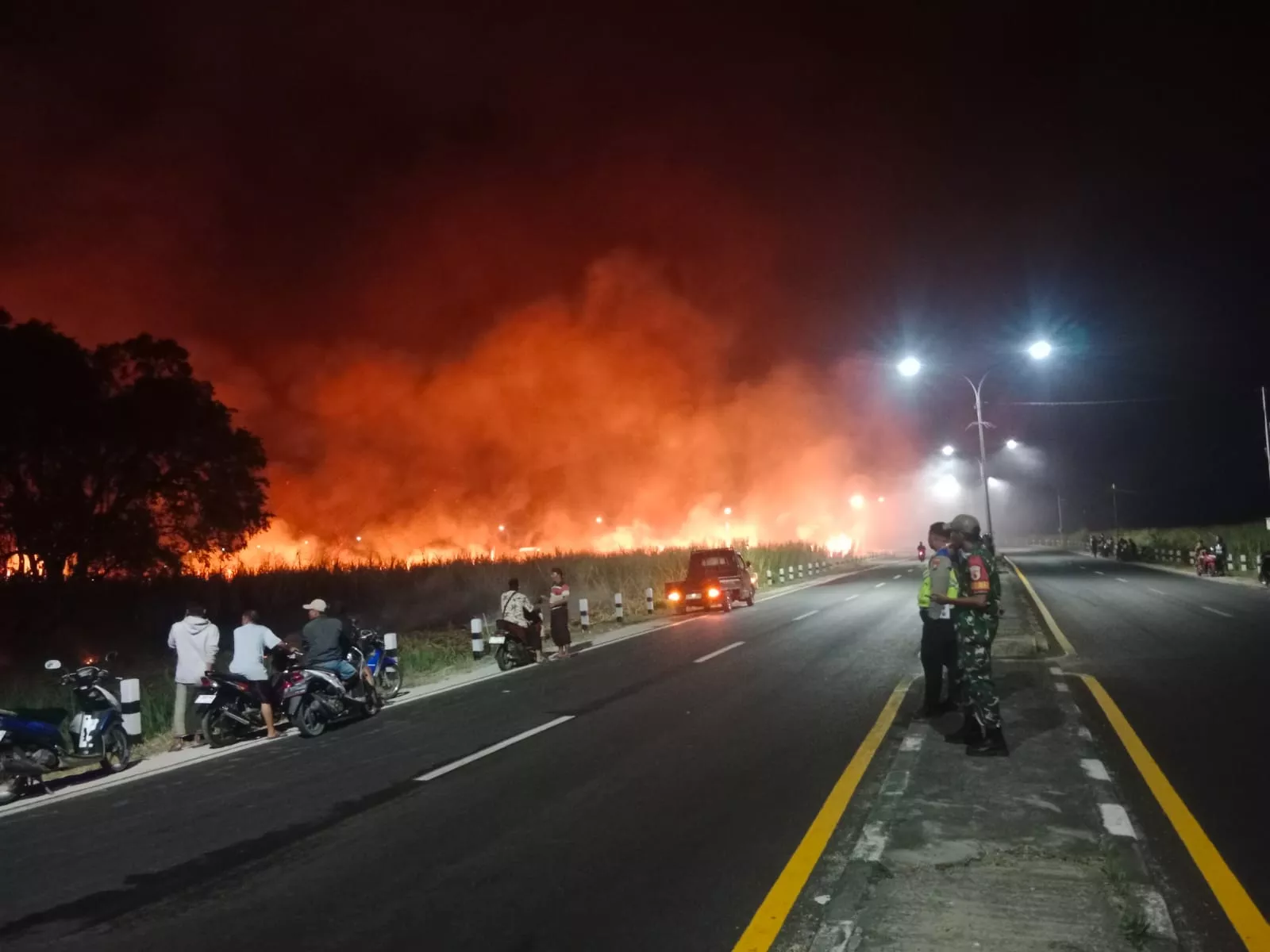 Babinsa Mojoagung Bantu Warga Padamkan Kebakaran Lahan Tebu di Miagan