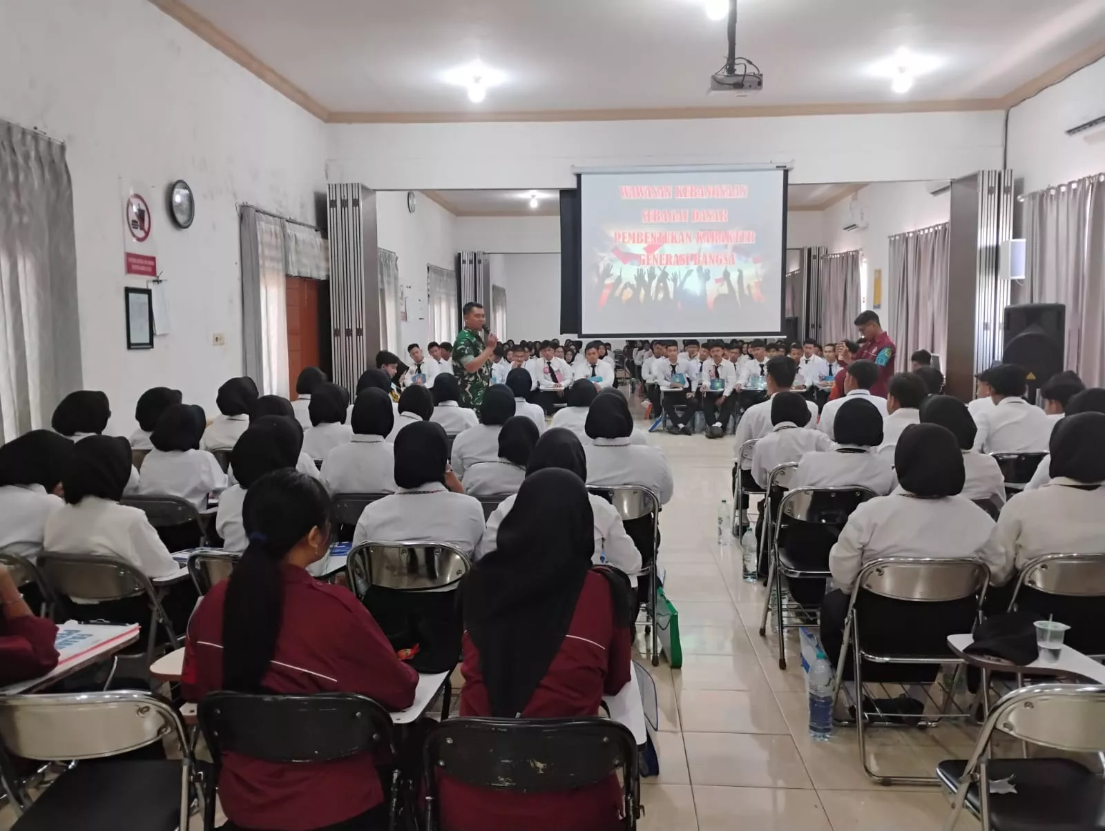 Babinsa Koramil Diwek Beri Pembekalan Bela Negara ke Mahasiswa Baru ITEBIS