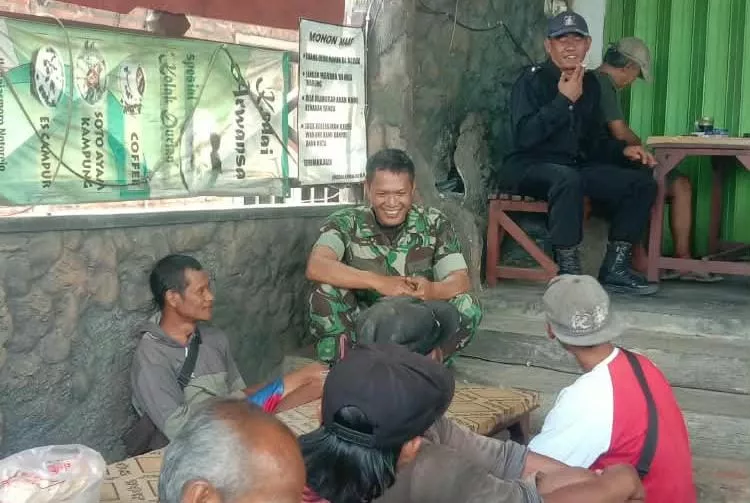 Babinsa Wonosalam Intensifkan Komsos dengan Tokoh Masyarakat