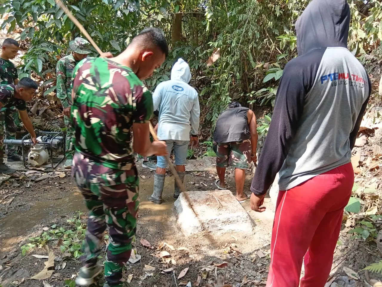 Satgas TMMD ke-130 Bersihkan Tandon Air di Dusun Tambak