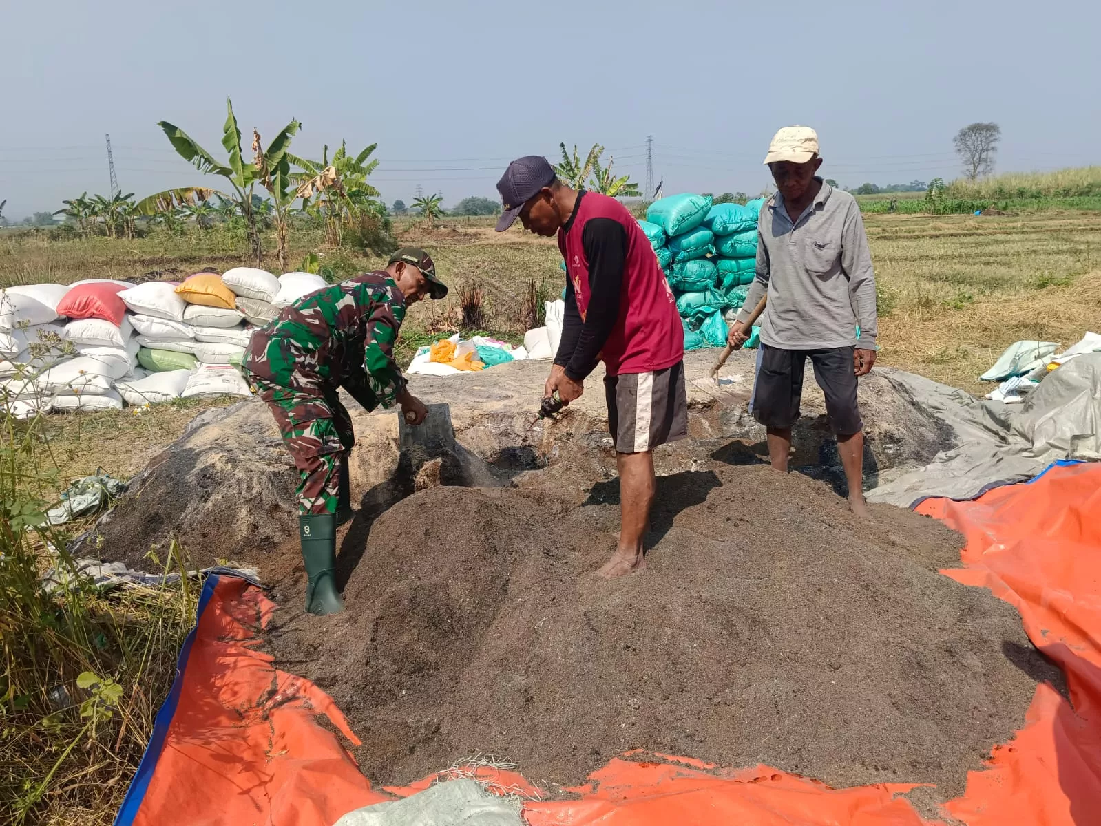 Babinsa Mojoagung Dampingi Petani Cek Pupuk