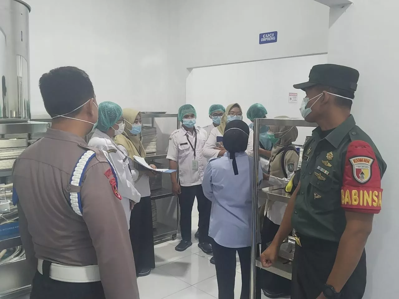 Danramil dan Forkopimcam Kesamben Dampingi Inspeksi Kesehatan Lingkungan di SPPG Kedungbetik