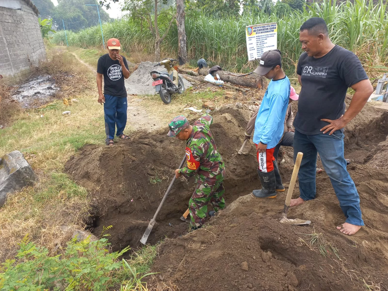 Babinsa dan Warga Wangkalkepuh Bangun Gorong-Gorong