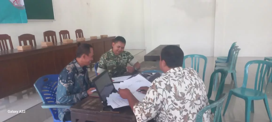 Babinsa Diwek Jalin Silaturahmi dengan Pengurus Koperasi Desa Ceweng