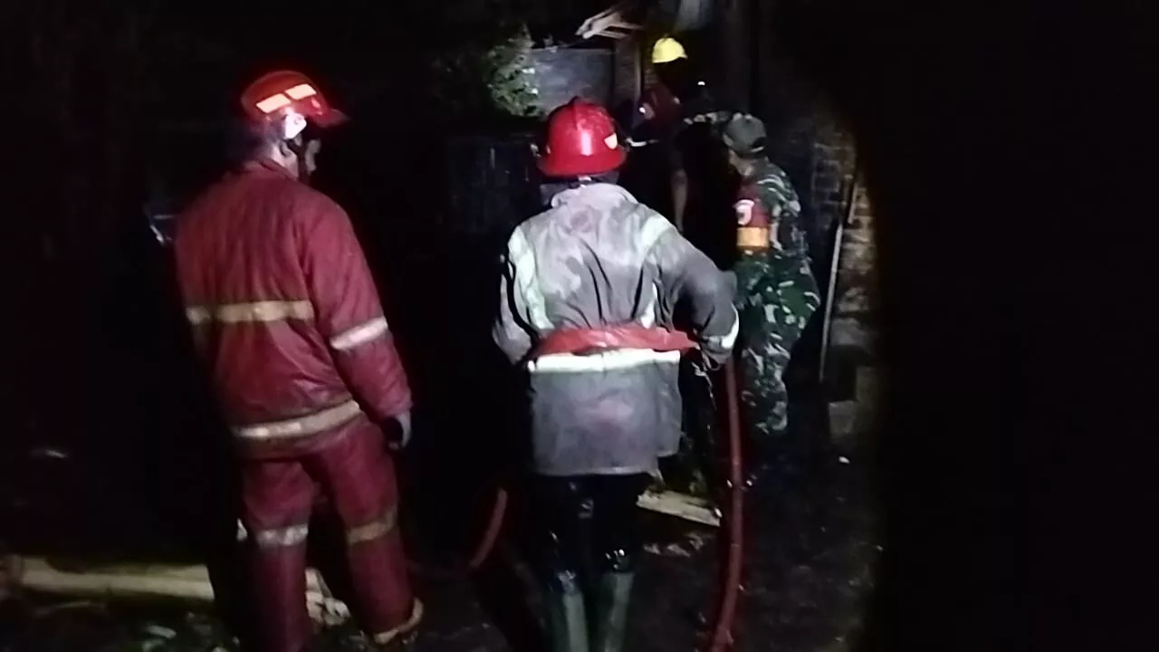 Babinsa Mojoagung Bantu Evakuasi Kebakaran di Desa Tejo