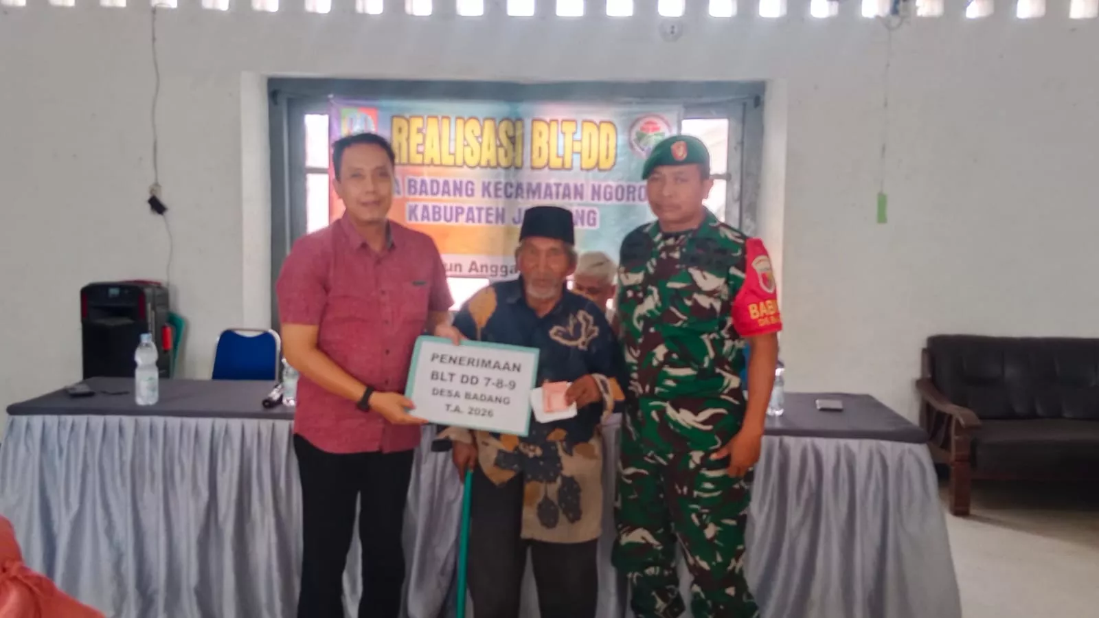 Babinsa Ngoro Pantau Penyaluran BLT-DD di Desa Badang Jombang