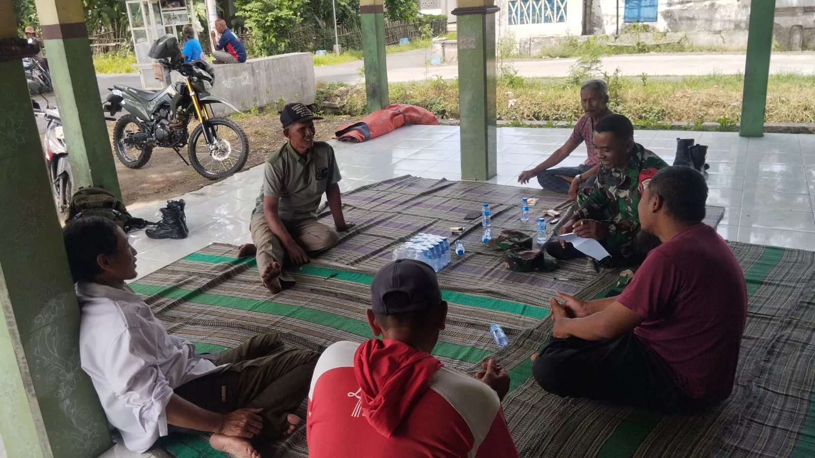 Babinsa Bareng Dampingi Petani Bahas Pengolahan Lahan Padi