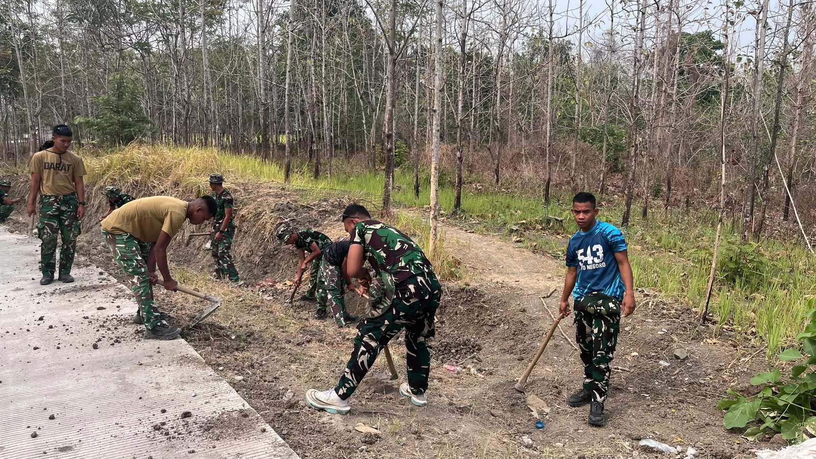 Satgas TMMD 130 Ratakan Tanah di Sisi Jalan Desa Klitih