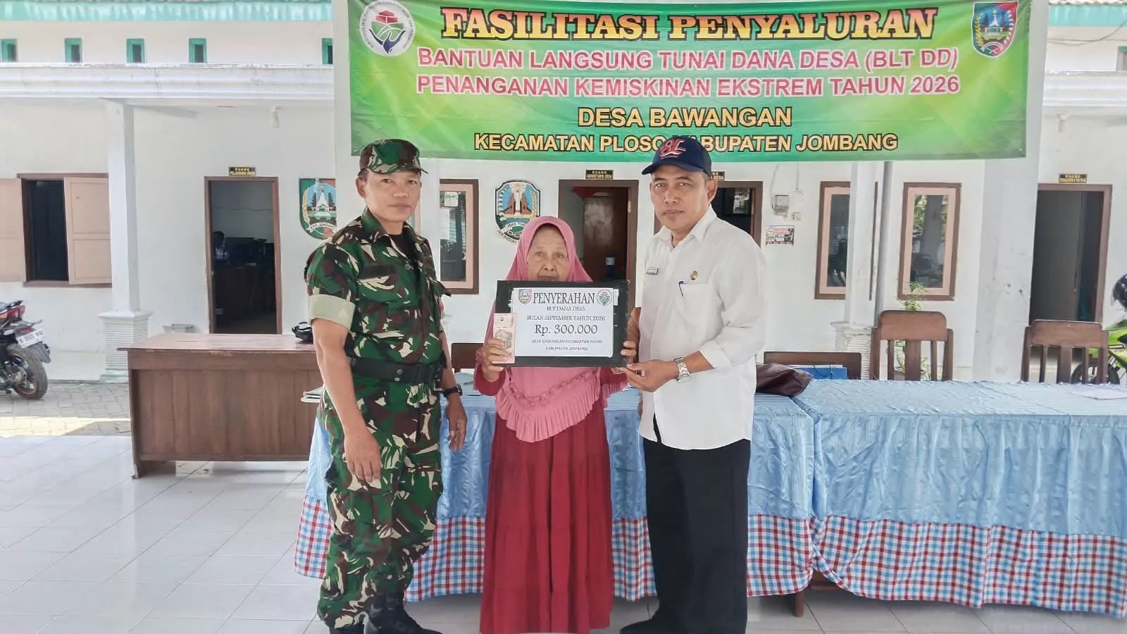 Babinsa Koramil Ploso Kawal Penyaluran BLT-DD di Desa Bawangan