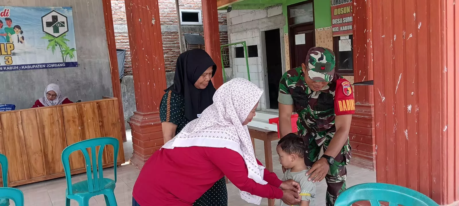 Babinsa Koramil Kabuh Dampingi Posyandu Balita di Desa Sumbergondang