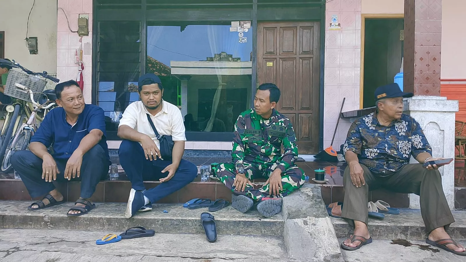 Babinsa Ploso Intensifkan Komsos dengan Warga Daditunggal