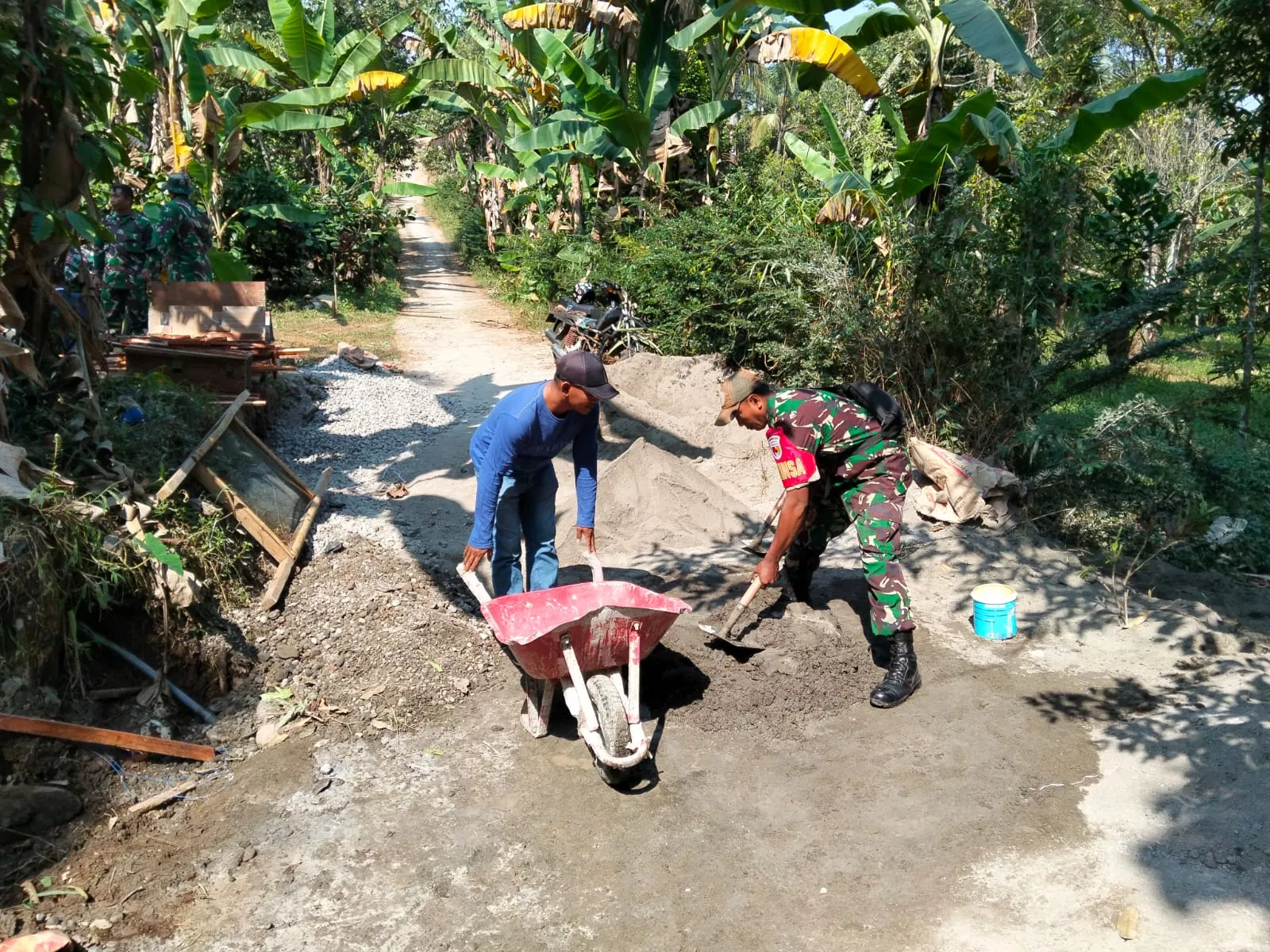 Babinsa dan Warga Jombang Selesaikan Pembangunan Jembatan