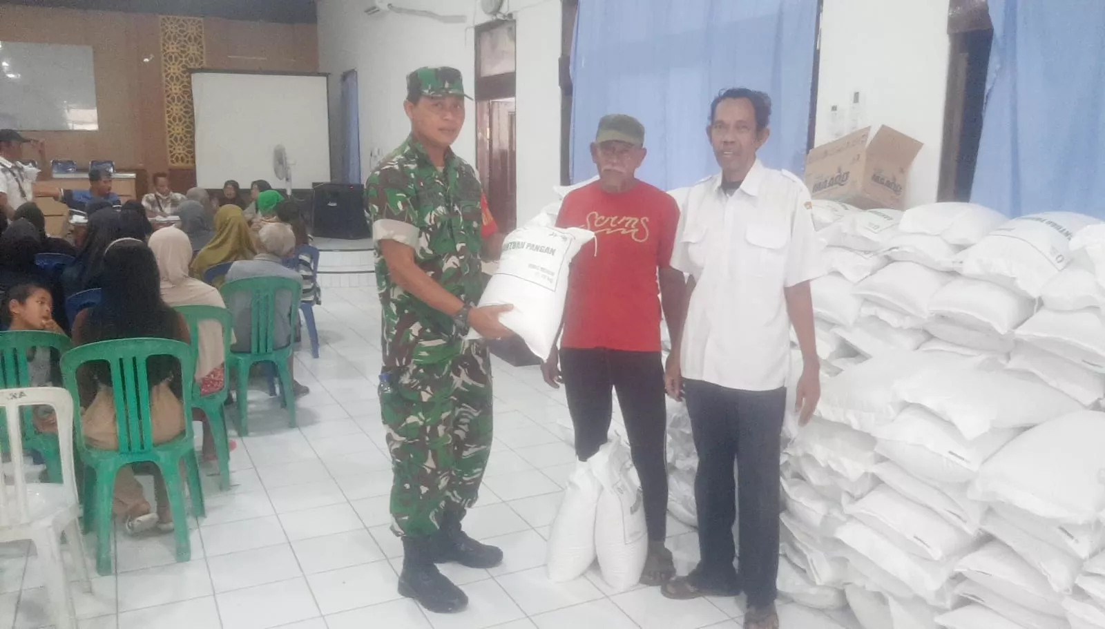 Babinsa Koramil Kota Jombang Dampingi Penyaluran Bantuan Pangan di Candimulyo