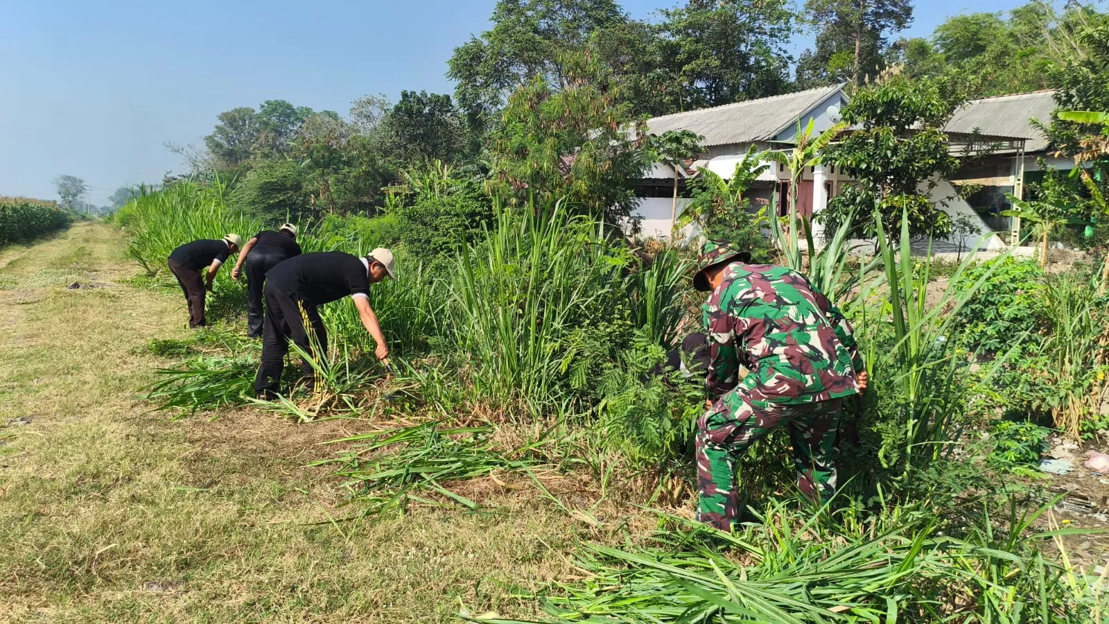 Babinsa dan Warga Sumbermulyo Gelar Karya Bakti Bersihkan Desa