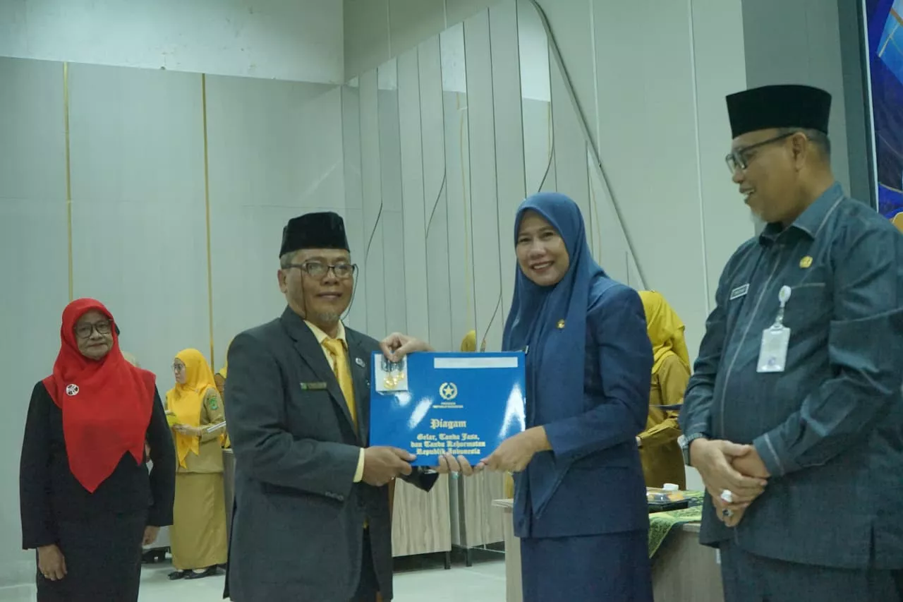 Wakil Bupati Inhil Serahkan Satyalancana Karya Satya kepada 88 PNS