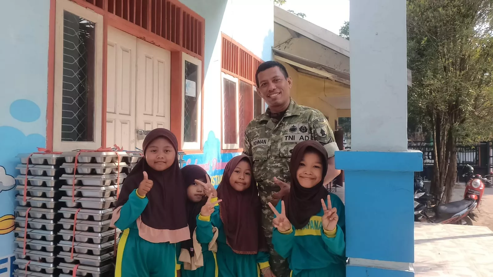 Babinsa Gudo Dampingi Penyaluran Makan Bergizi Gratis di Blimbing