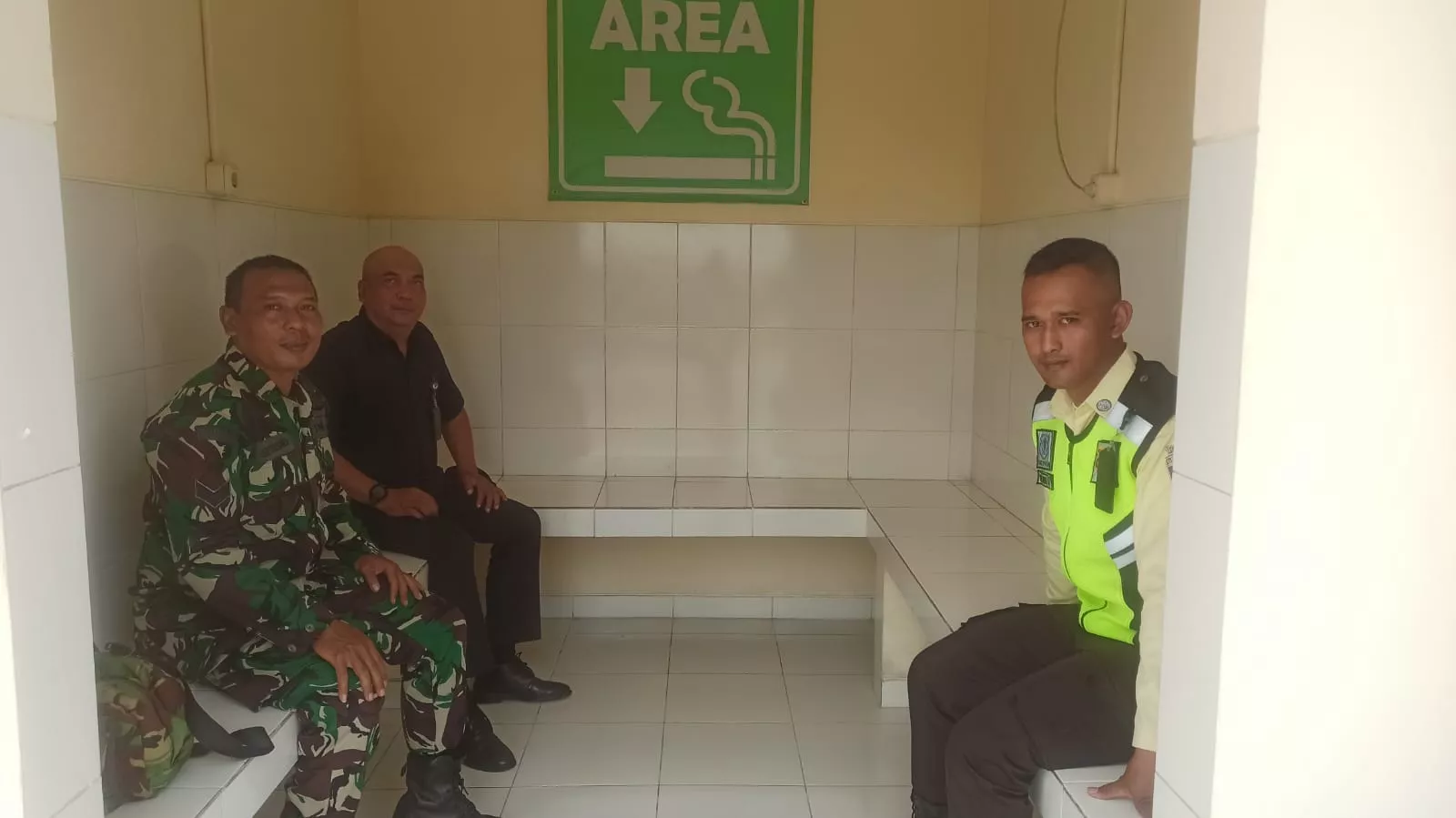 Babinsa Mojowarno Perkuat Sinergi dengan Sekuriti Perusahaan