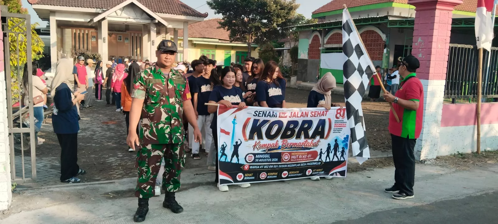 Babinsa Koramil Perak Amankan Jalan Sehat di Desa Pagerwojo