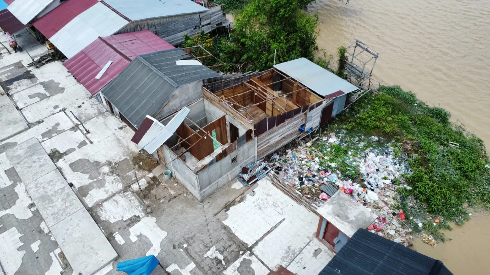 Puting Beliung Terjang Dua Kelurahan di Inhil, Belasan Rumah dan Gudang Rusak