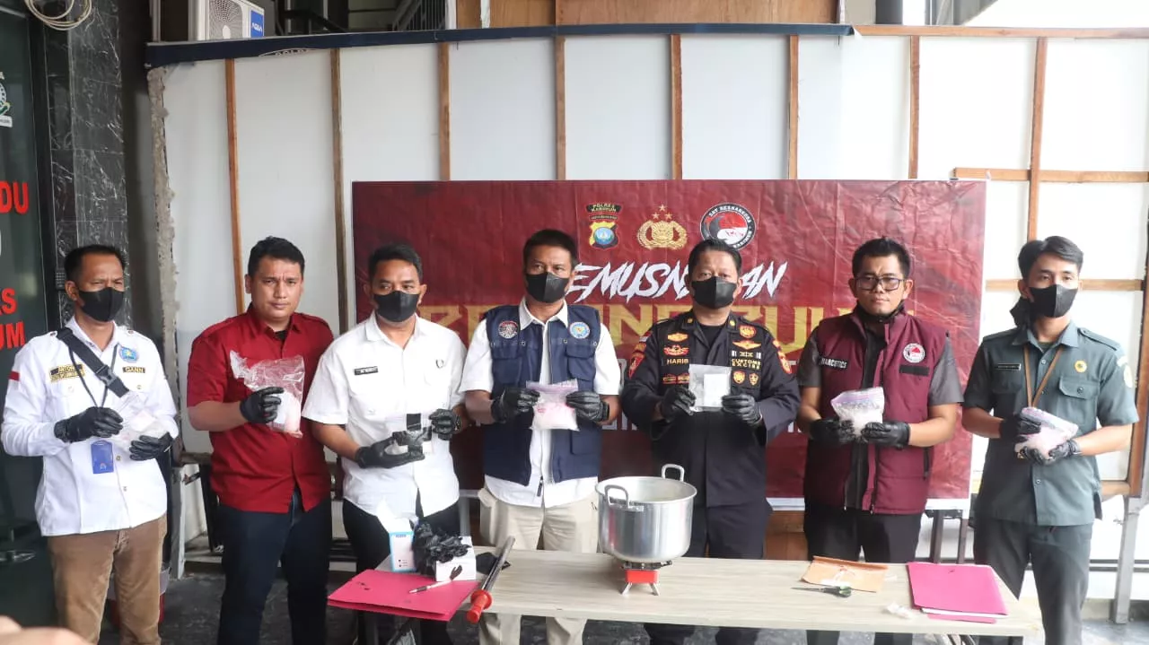 Polres Karimun Musnahkan 1,3 Kilogram Sabu Temuan di Perairan Ketapang