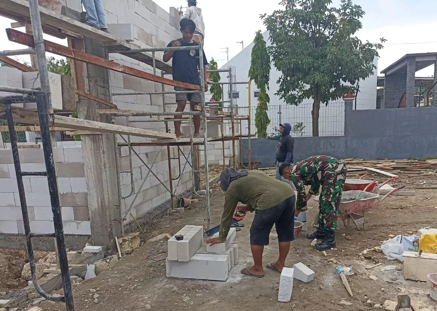 Babinsa Koramil Plandaan Bantu Pembangunan Gedung Fasum Desa