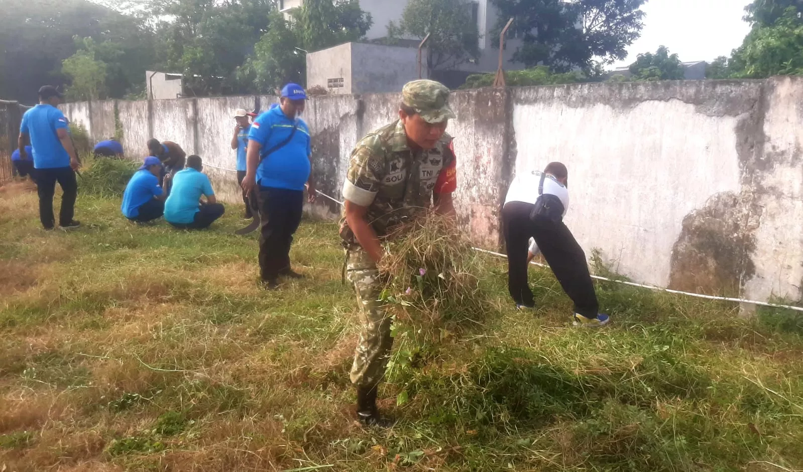Babinsa dan Warga Jombang Kerja Bakti Jelang HUT TNI ke-81