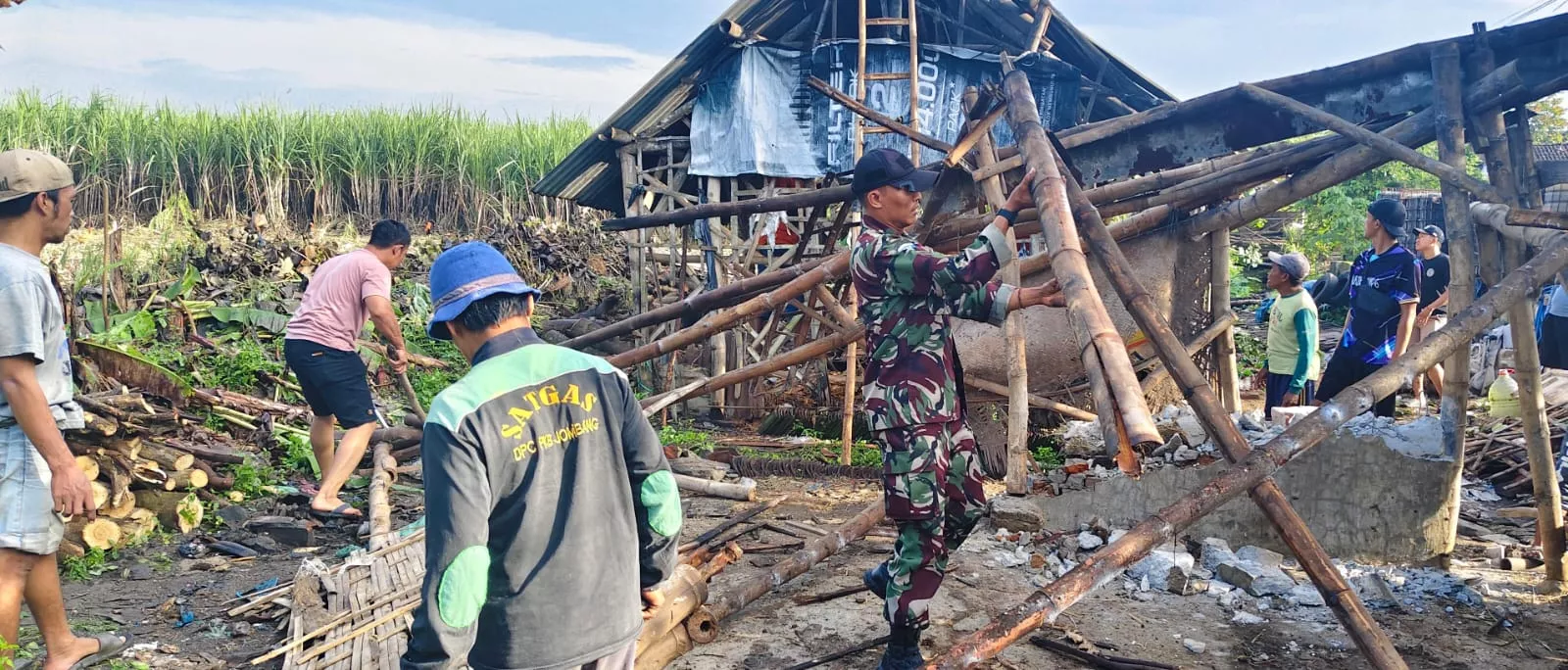 Babinsa Koramil Mojowarno Bantu Perbaiki Kandang Sapi Warga