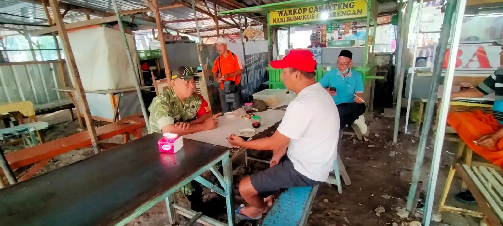 Babinsa Mojoagung Intensifkan Komsos dengan Warga
