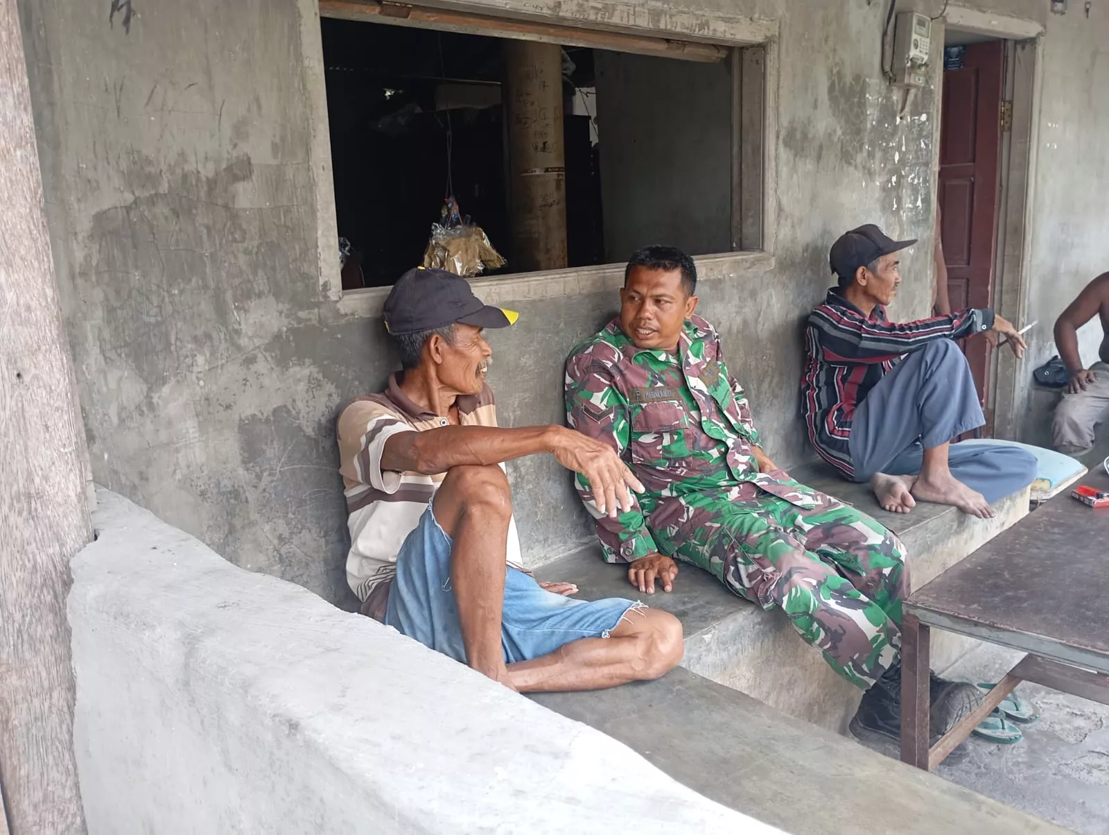 Babinsa Diwek Intensifkan Komsos dengan Warga Desa Brambang
