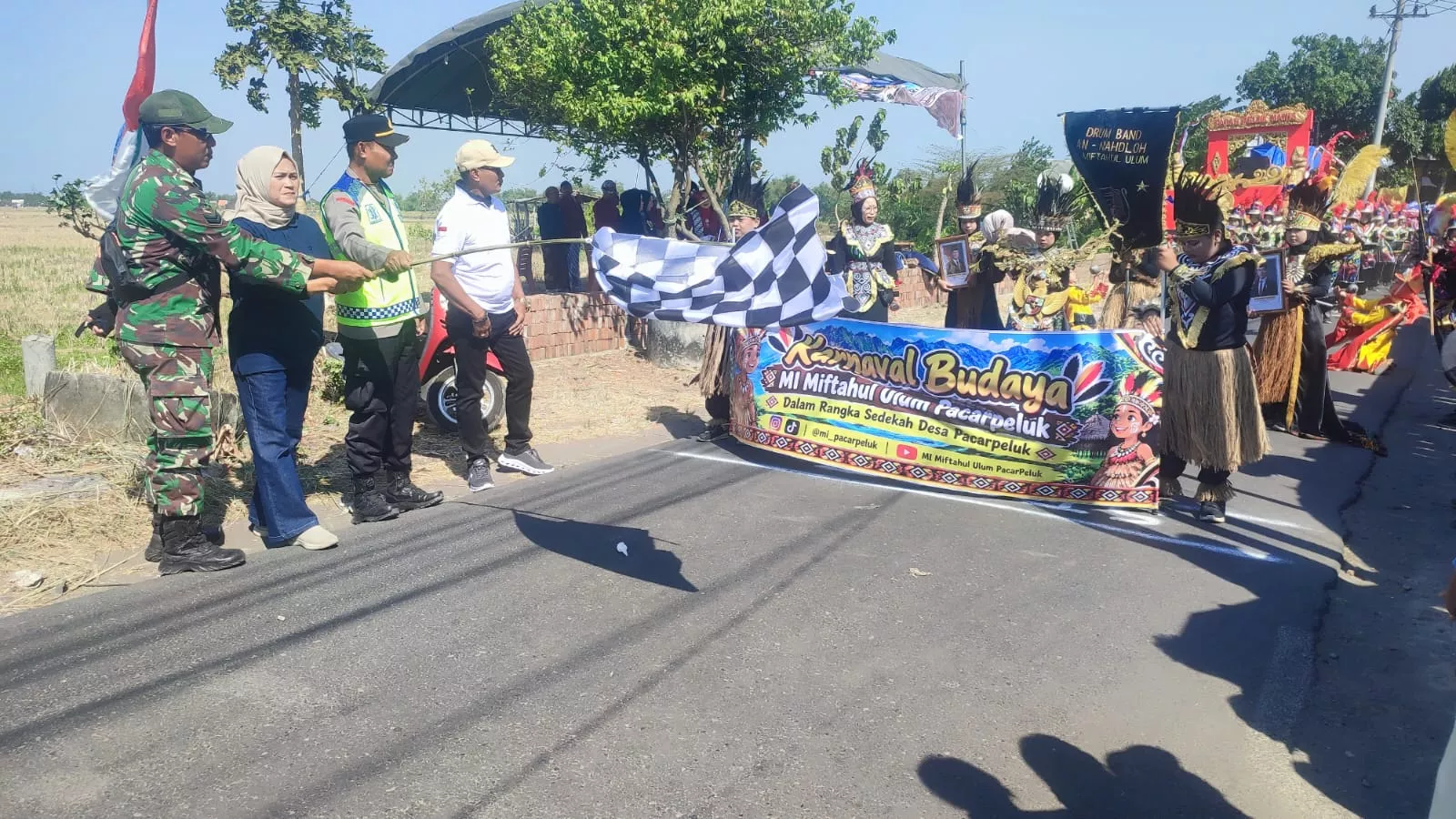 Babinsa Koramil Megaluh Amankan Karnaval di Pacarpeluk Jombang