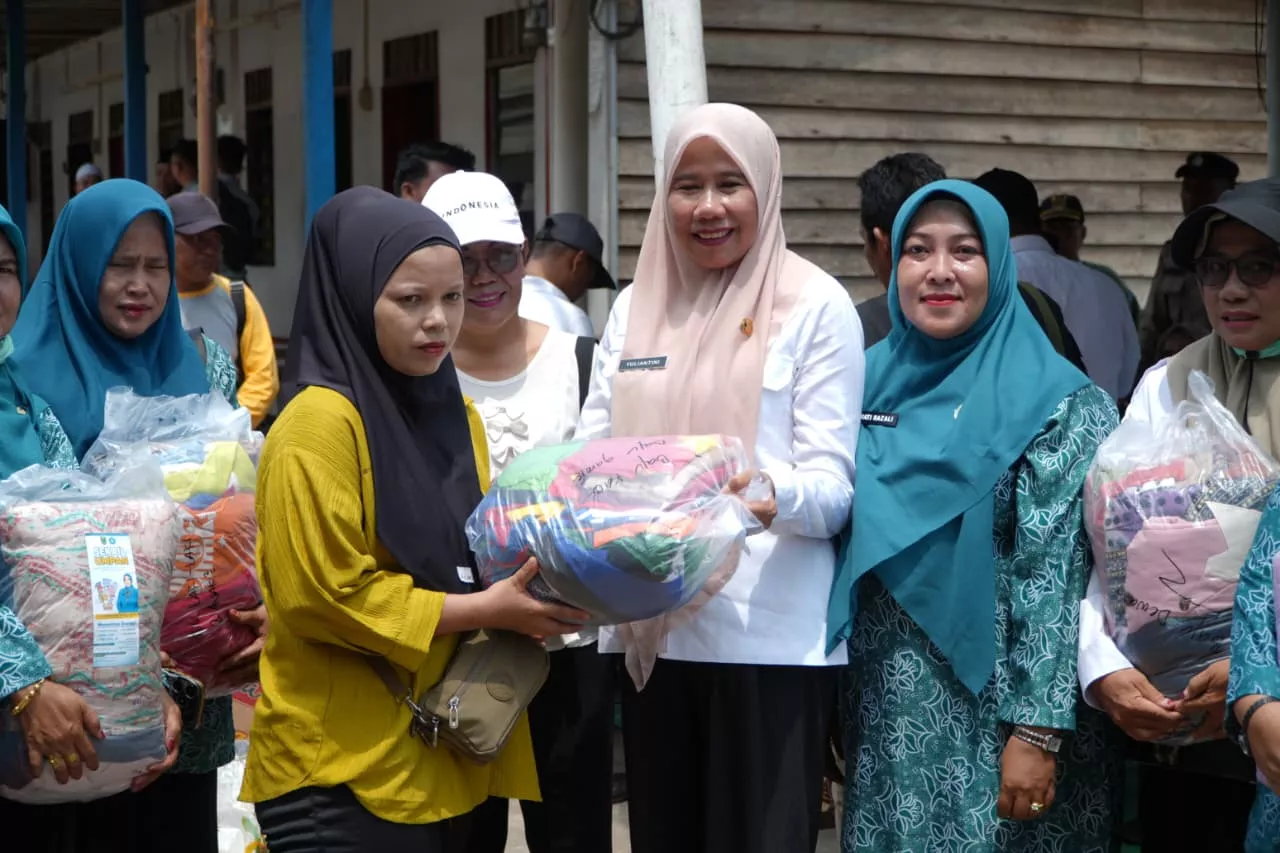 Bupati Inhil Yuliantini  Serahkan Bantuan Korban Kebakaran Pulau Burung