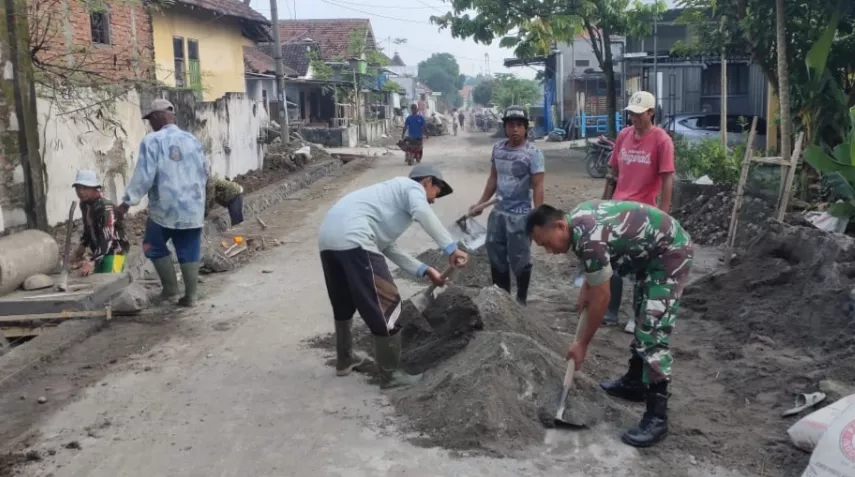 Babinsa Koramil Bareng Bangun Saluran Parit Bersama Warga Desa Pakel