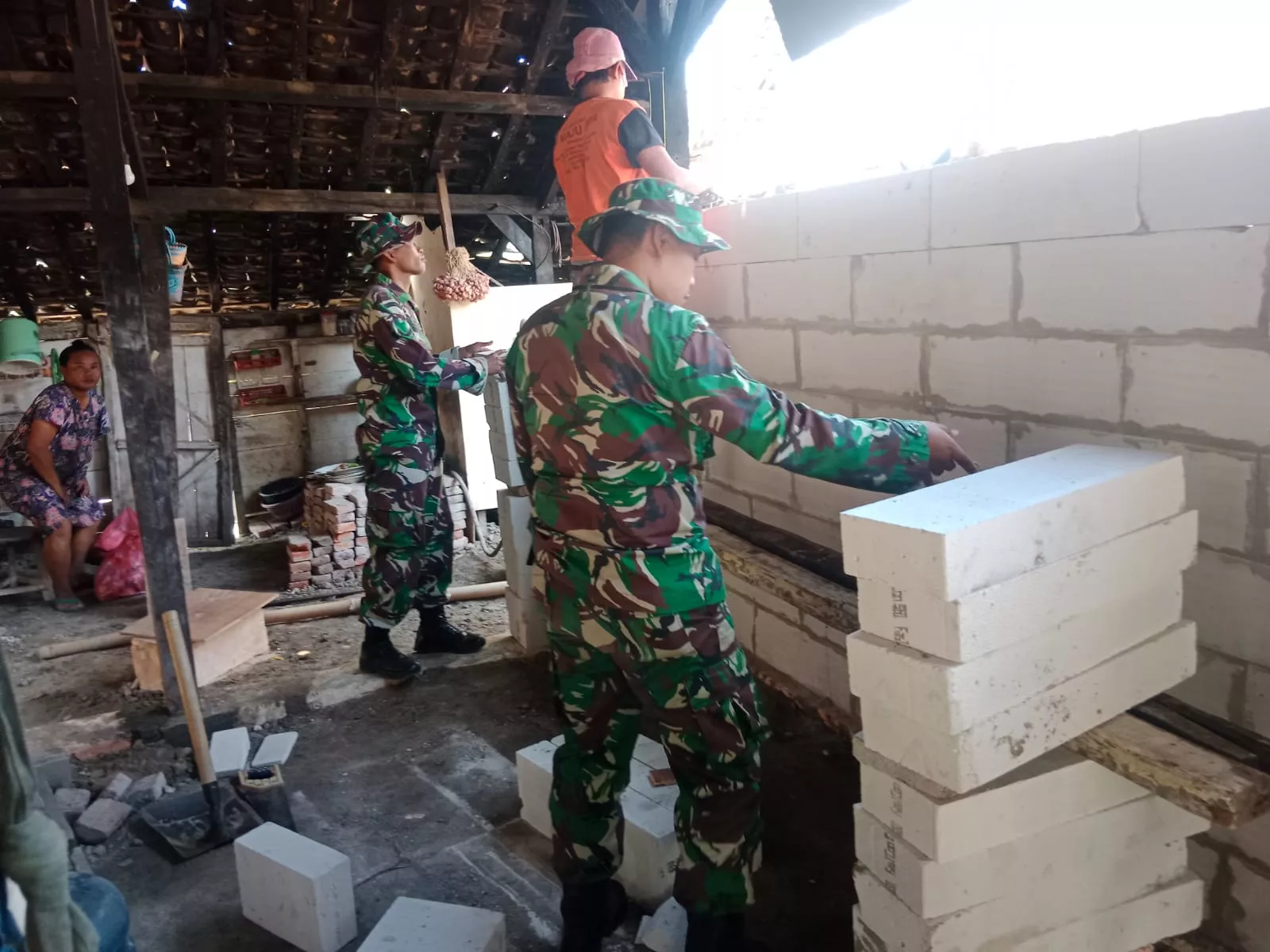 Dinding Kayu Rumah Ibu Hayati di Jombang Kini Berubah Jadi Bata