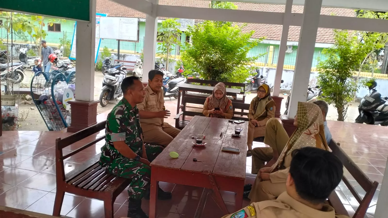 Babinsa Koramil Ploso Intensifkan Komsos dengan Perangkat Desa Rejoagung