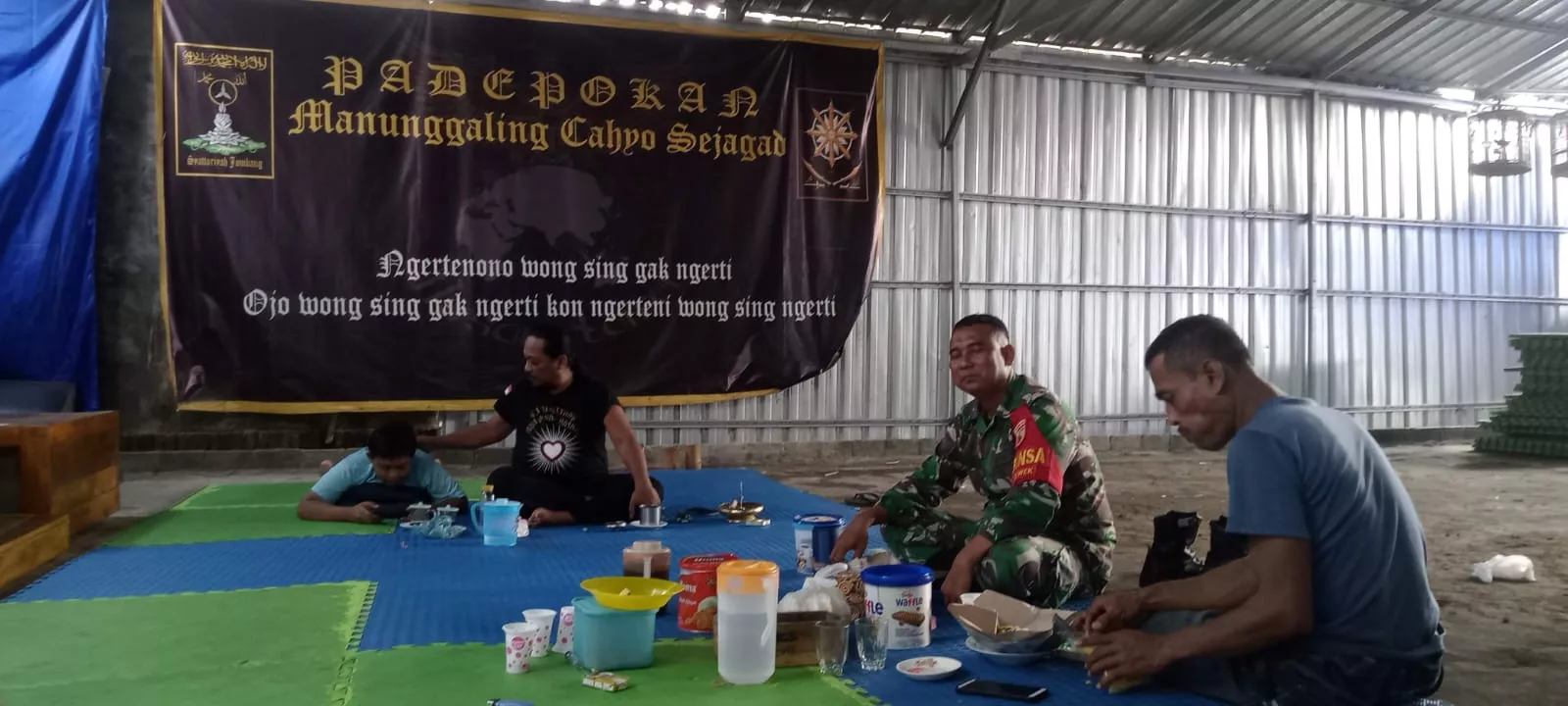 Babinsa Koramil Diwek Lakukan Komsos dengan Warga Desa Puton