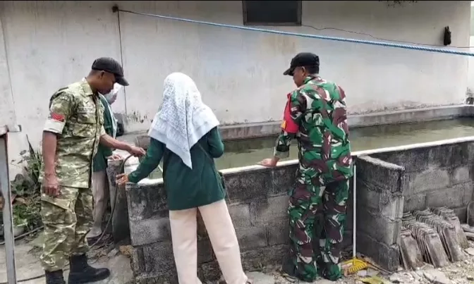 Sertu Wawan Berantas Nyamuk di Desa Kesamben