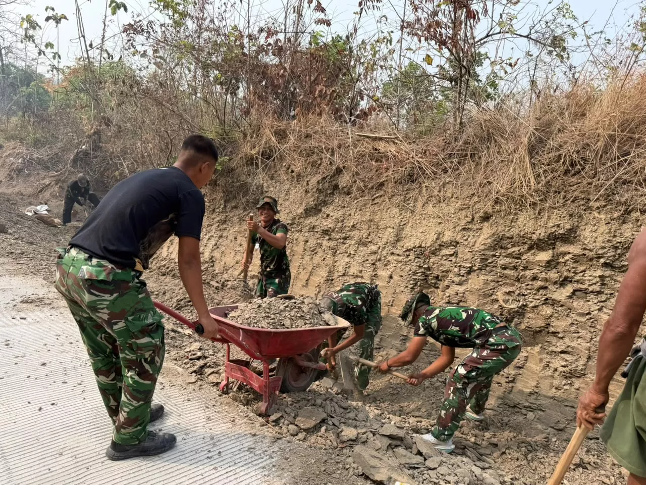 Satgas TMMD ke-130 Merapikan Tepi Jalan di Desa Klitih