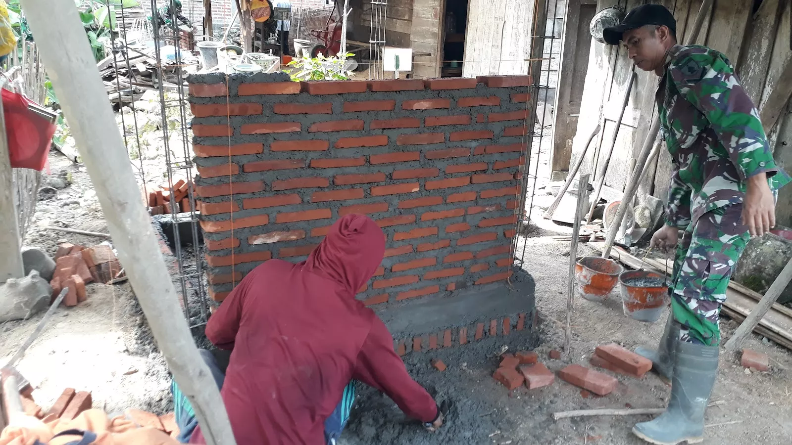 Babinsa Bareng Dampingi Renovasi Rumah dan Pembangunan MCK di Kebondalem