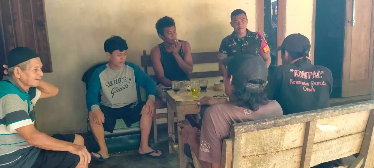 Babinsa Koramil Kudu Intensifkan Komsos dengan Warga Desa Cupak