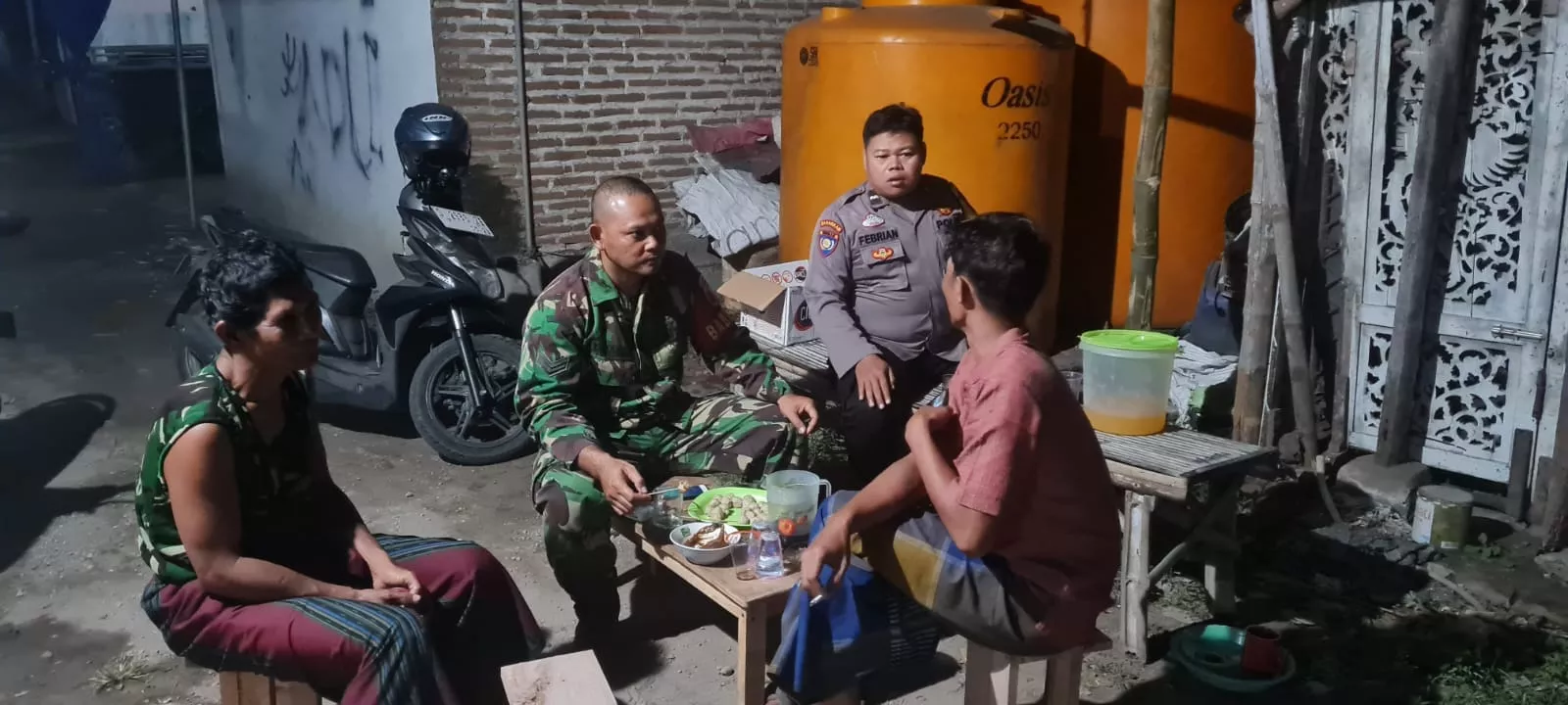 Babinsa Koramil Jogoroto Perkuat Keamanan Lewat Komsos dengan Warga