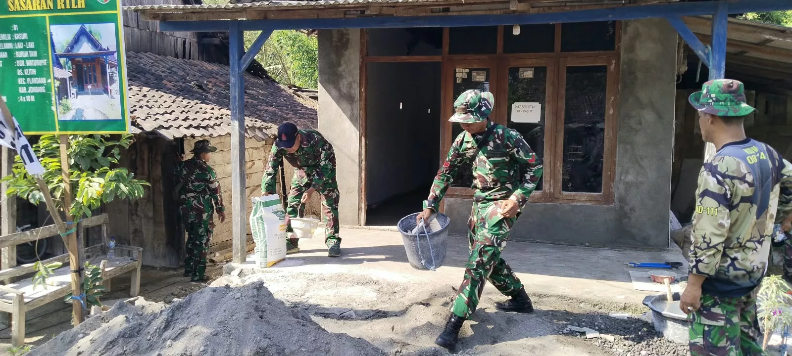 Satgas TMMD ke-130 Kodim 0814/Jombang Bangun Rumah Layak Huni di Desa Klitih