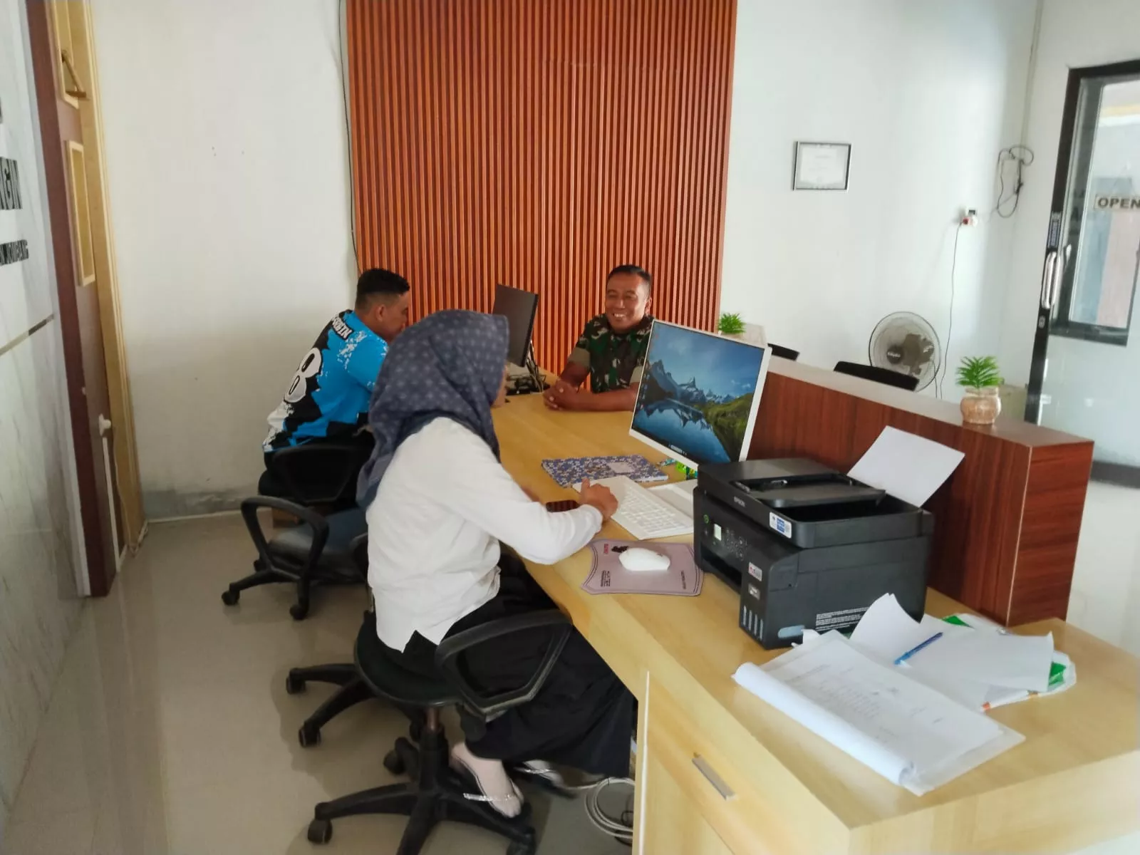 Babinsa Koramil Kabuh Lakukan Komsos dengan Perangkat Desa Sumberingin