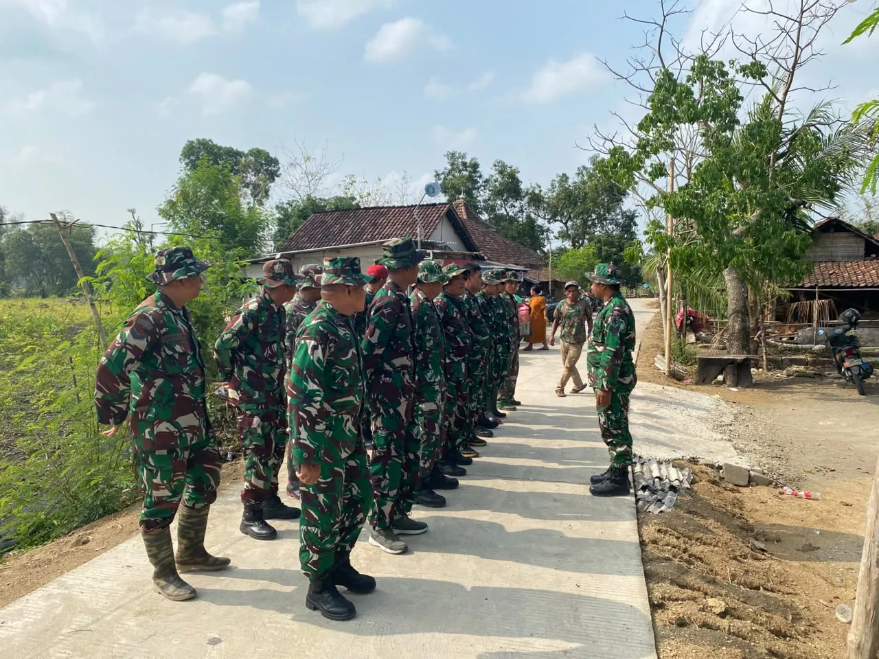 Satgas TMMD ke-130 Kodim Jombang Gelar Apel Pagi di Desa Klitih