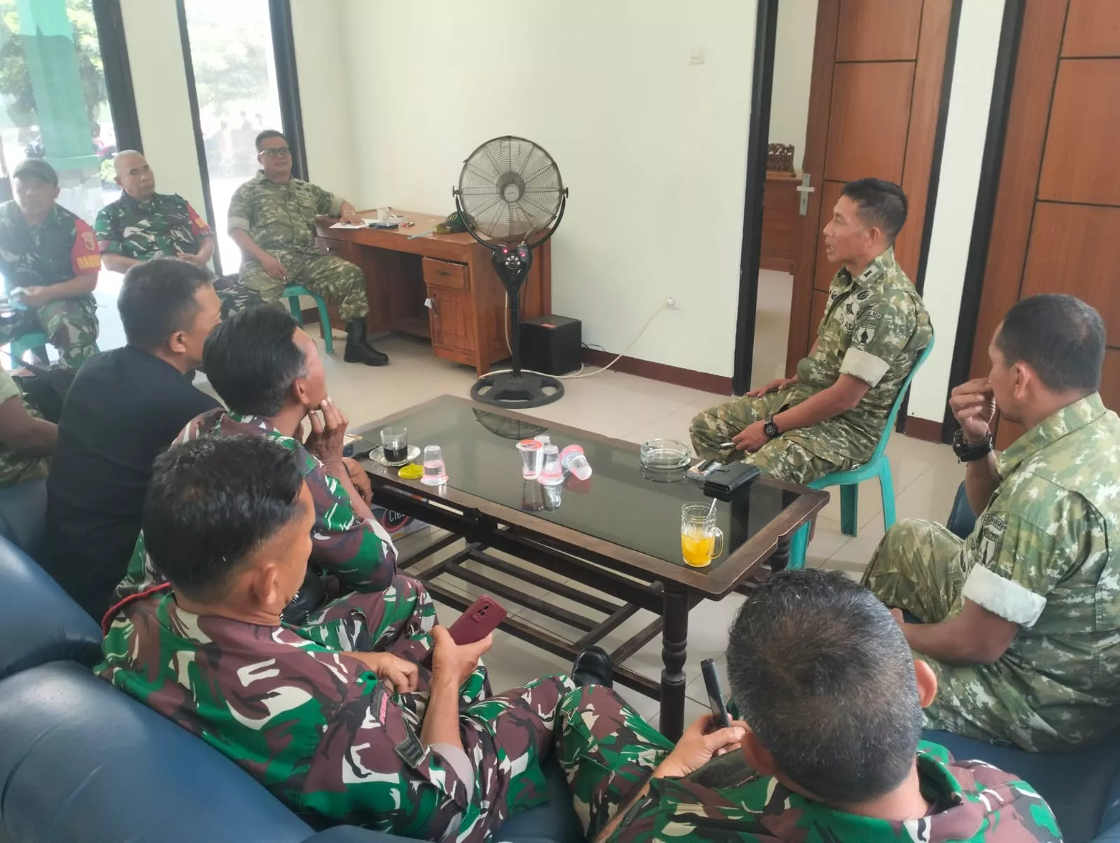 Danramil Mojoagung Tekankan Disiplin dan Kekompakan dalam Jam Komandan