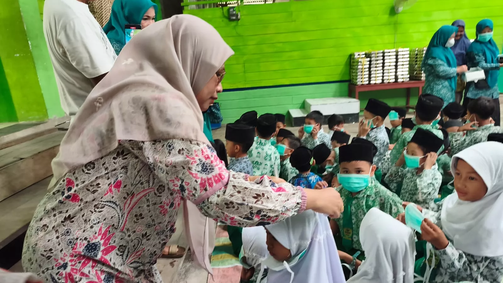 Puskesmas Kuala Enok Bagikan Masker Gratis ke Siswa Akibat Kabut Asap