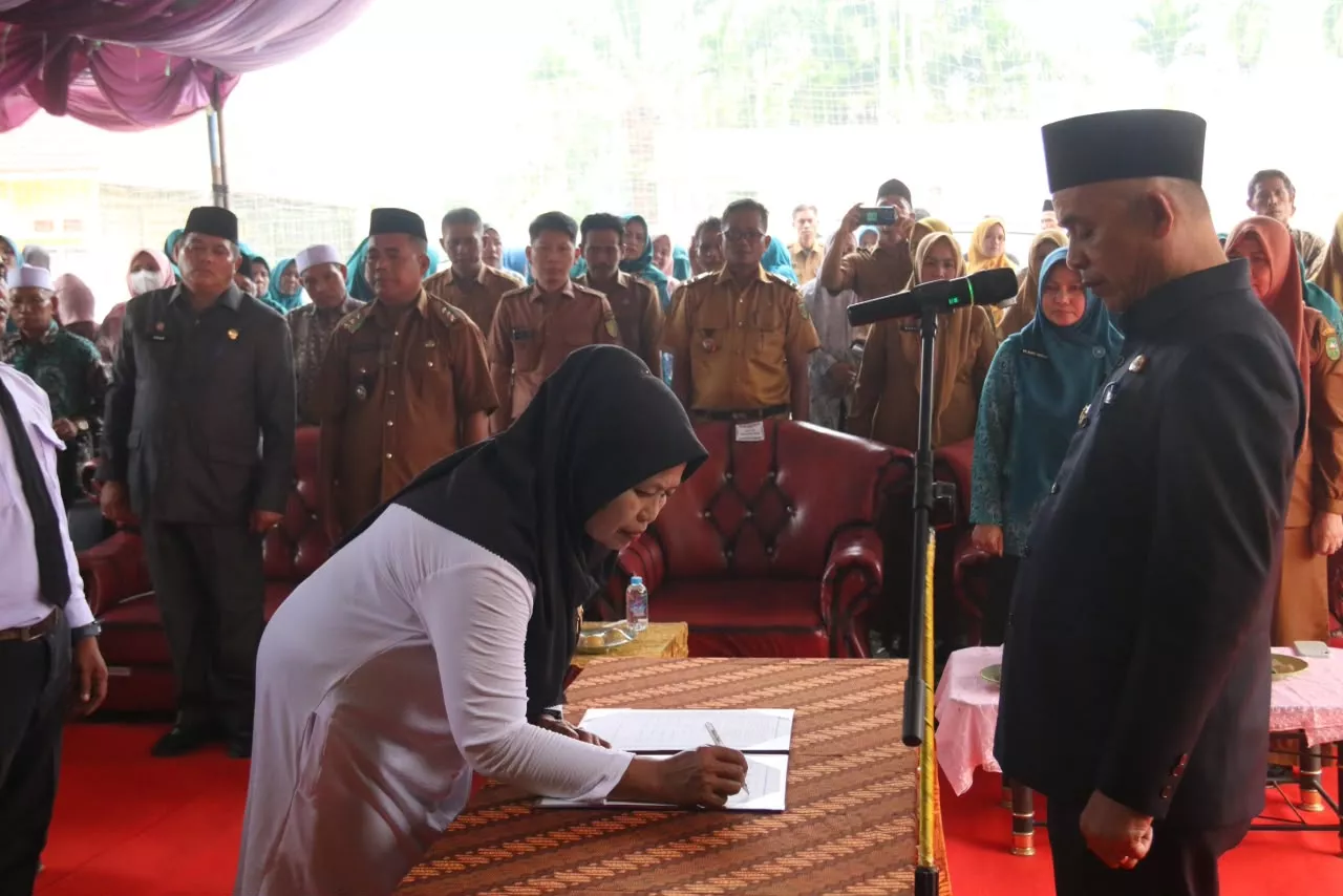 Bupati Inhil Lantik Anggota BPD 4 Desa di Kempas, Tekankan Sinergi dan Karhutla