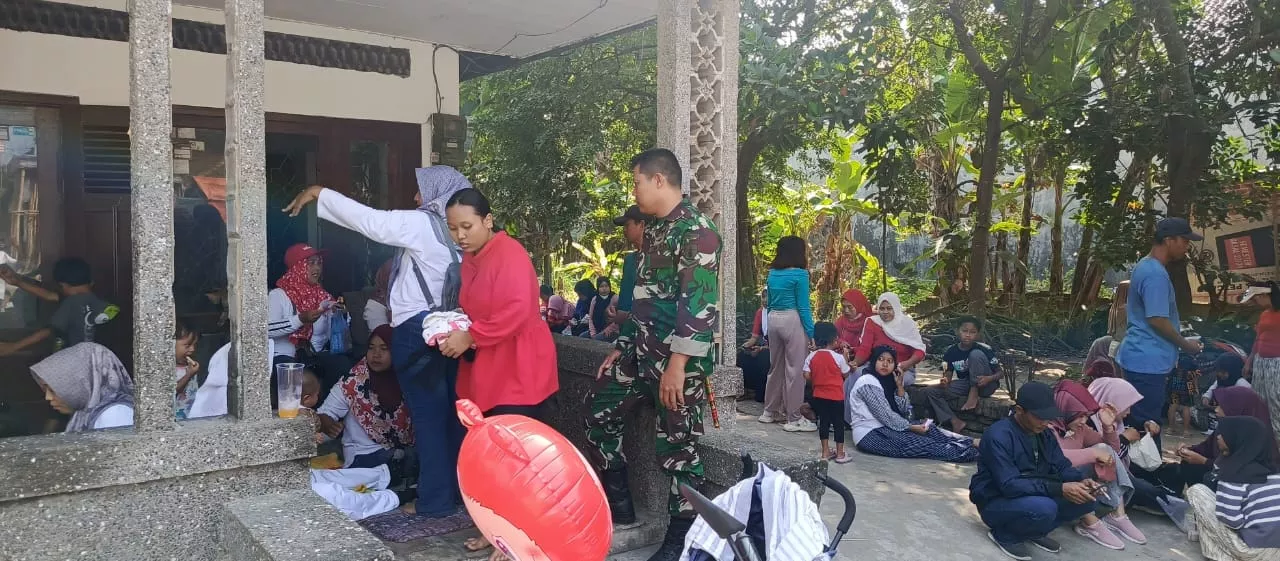 Babinsa Koramil Jogoroto Komsos dengan Warga Desa Alang-Alang Caruban