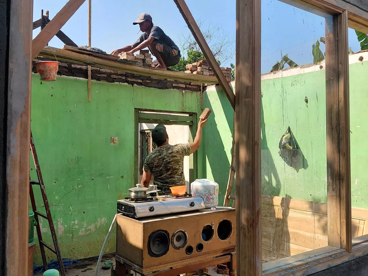 Babinsa Mojoagung Bantu Pembangunan Rumah Warga