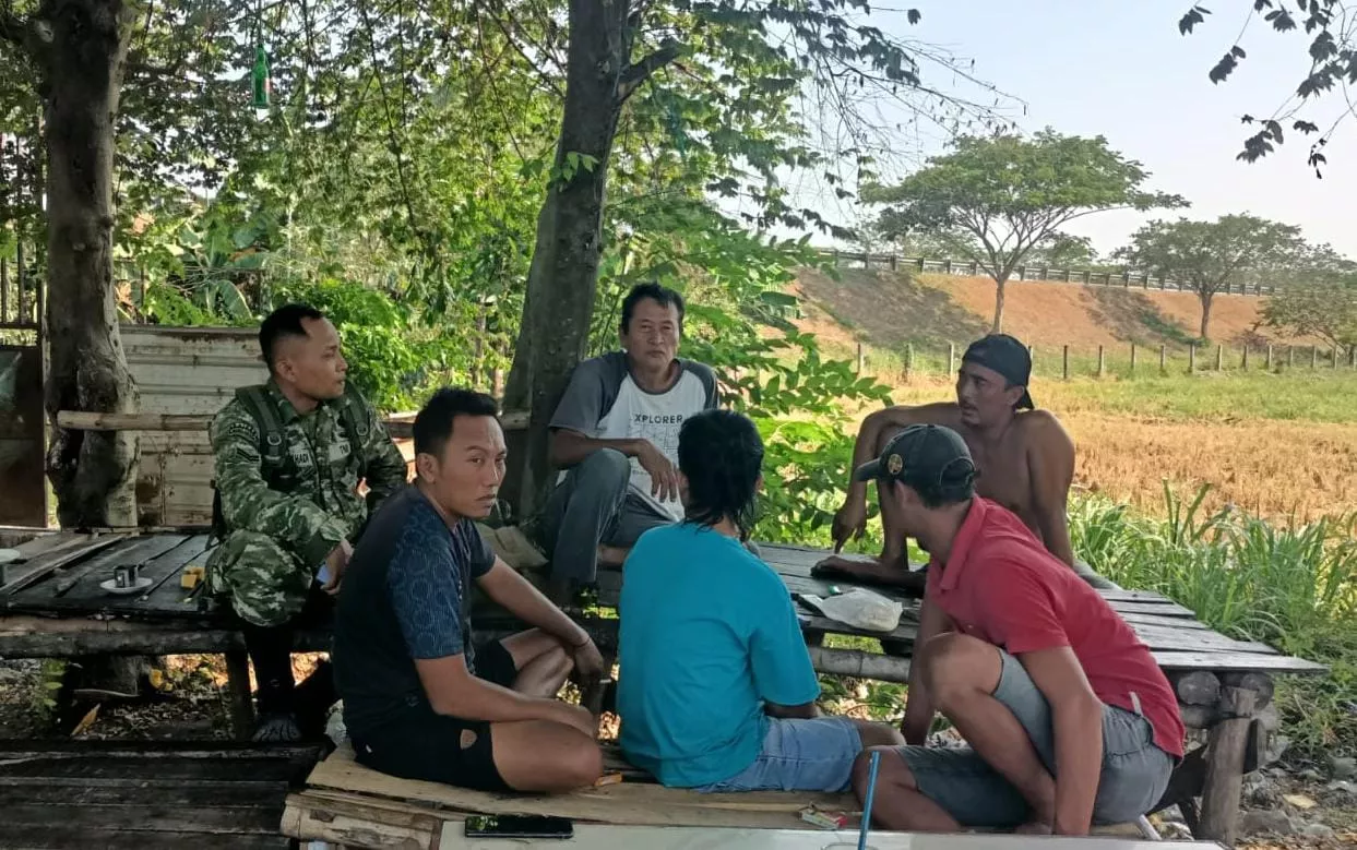 Babinsa Megaluh Perkuat Silaturahmi dengan Warga Sidomulyo