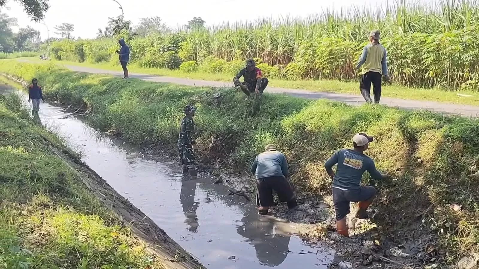 Babinsa Koramil Kudu dan Warga Randuwatang Bersihkan Saluran Irigasi